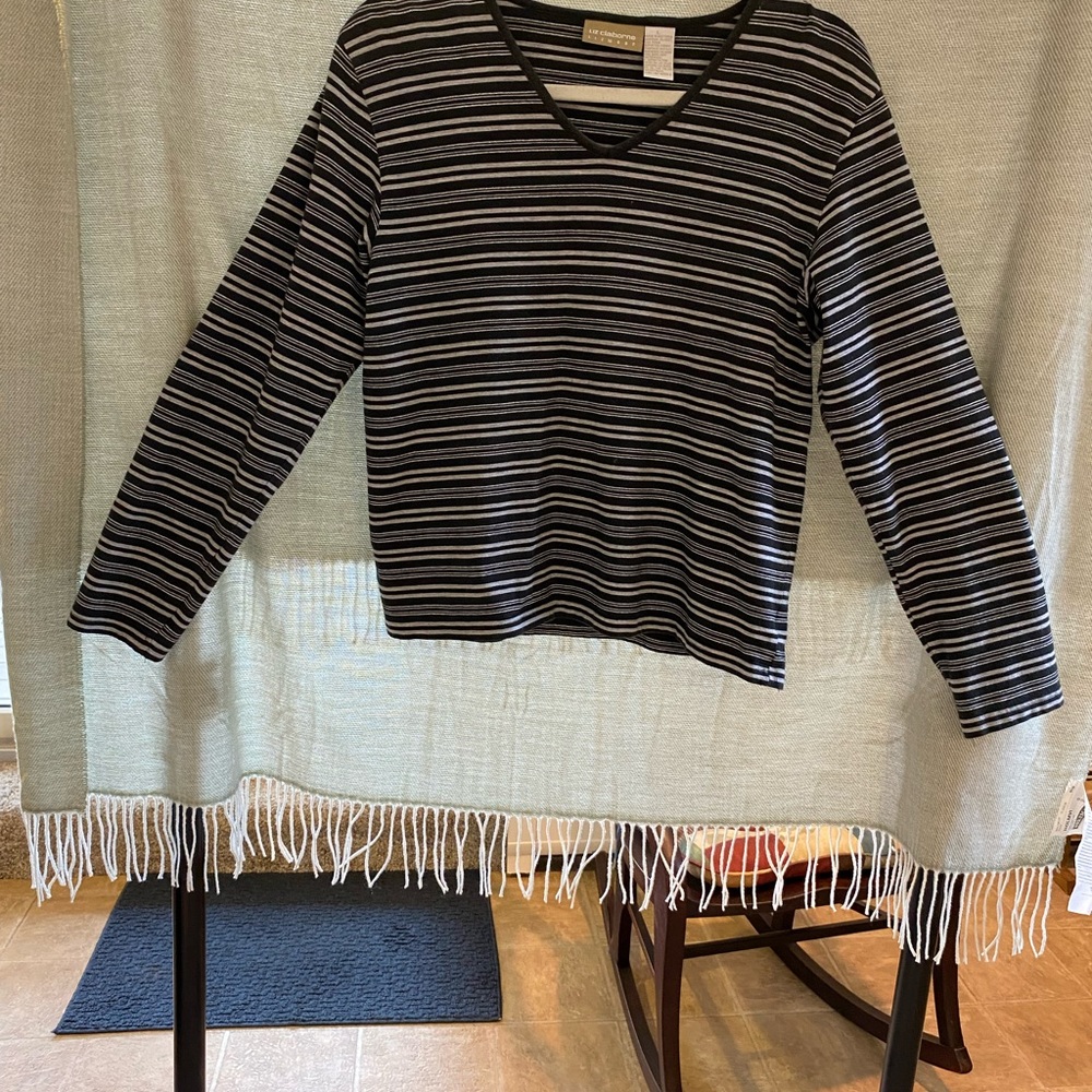 Liz Claiborne lizwear v-neck top
